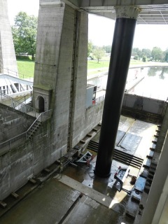 Pit for ram and tub